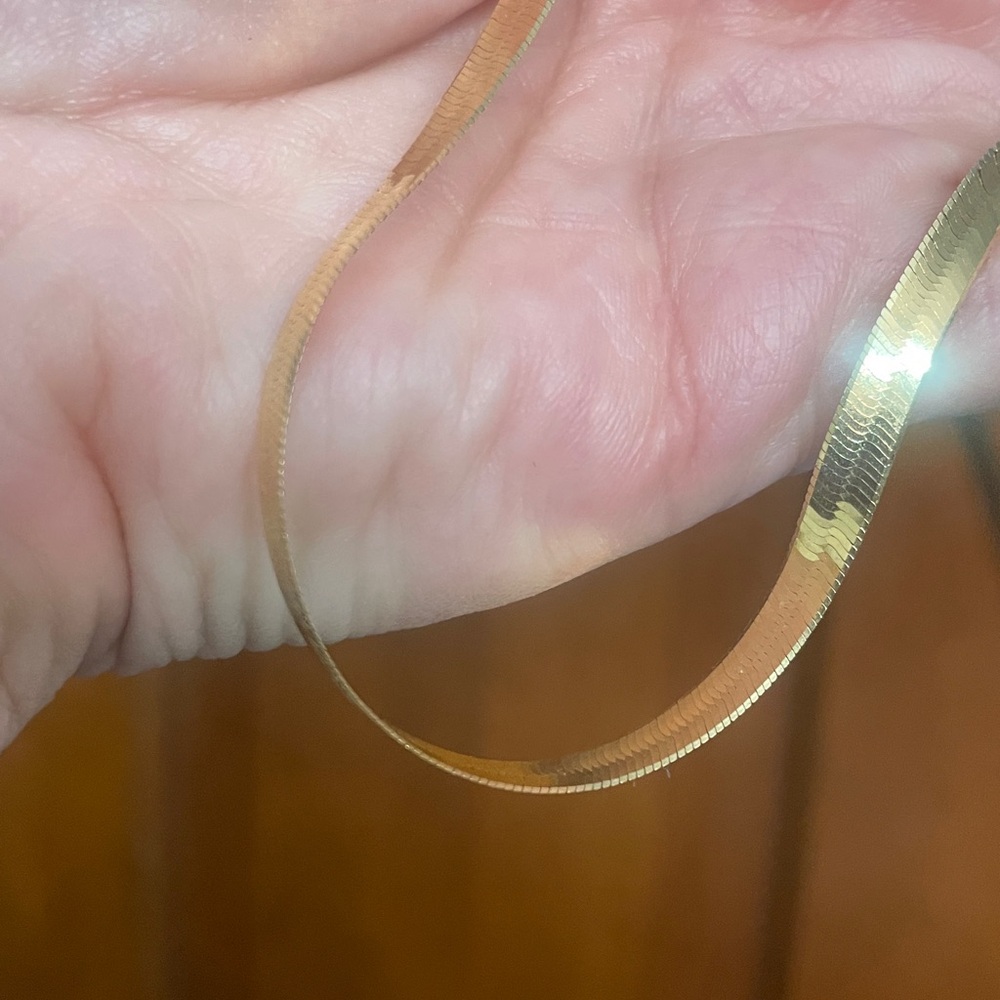 Elegant 14 karat herringbone Gold Necklace - Picture 8 of 11
